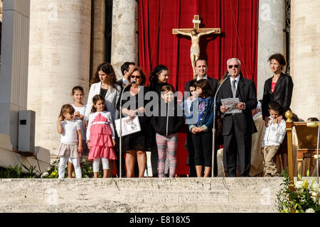 Le Vatican. 28 Sep, 2014. Pape Francis rencontrez les grands-pères du monde - Place Saint Pierre, le 28 septembre 2014 Crédit : Realy Easy Star/Alamy Live News Banque D'Images