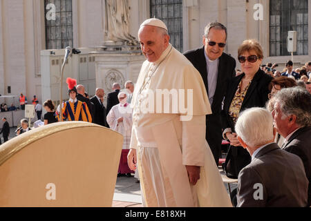 Le Vatican. 28 Sep, 2014. Pape Francis rencontrez les grands-pères du monde - Place Saint Pierre, le 28 septembre 2014 Crédit : Realy Easy Star/Alamy Live News Banque D'Images