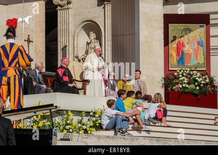 Le Vatican. 28 Sep, 2014. Pape Francis rencontrez les grands-pères du monde - Place Saint Pierre, le 28 septembre 2014 Crédit : Realy Easy Star/Alamy Live News Banque D'Images