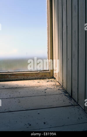 L'image de l'intérieur d'une fenêtre dans un vieux bâtiment abandonné Banque D'Images