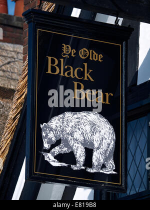 Ye Olde Black Bear Pub sign in UK Cheshire Sandbach Banque D'Images