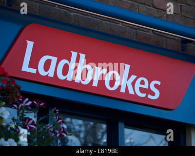 Ladbrokes betting shop signe sur mur extérieur UK Banque D'Images