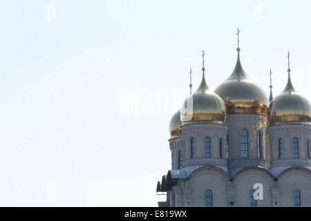 Contre le ciel bleu de l'église Banque D'Images