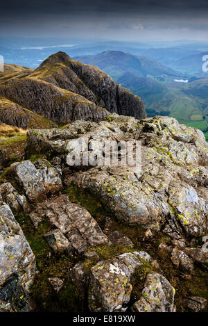 Vue de Pavey Ark a chuté de sommet Harrison Stickle partie du Langdale Pikes Lake District nord-ouest de l'Angleterre Cumbria UK Banque D'Images