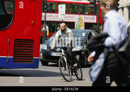 Un cycliste rouler en ville à Londres Banque D'Images