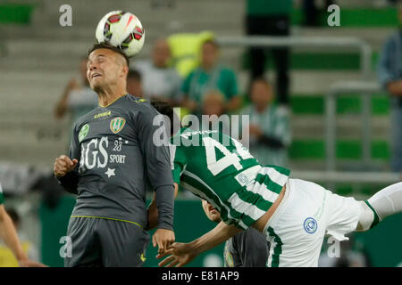 Budapest, Hongrie. 28 Sep, 2014. De Bence Gyurjan Haladas chefs la balle au cours de Ferencvaros vs. Haladas OTP Bank League match de football à Groupama Arena le 28 septembre 2014 à Budapest, Hongrie. Credit : Laszlo Szirtesi/Alamy Live News Banque D'Images