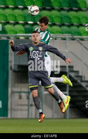 Budapest, Hongrie. 28 Sep, 2014. La bataille entre Mateo Pavlovic de FTC (r) et Attila Szakaly de Haladas Haladas Ferencvaros pendant vs OTP Bank League match de football à Groupama Arena le 28 septembre 2014 à Budapest, Hongrie. Credit : Laszlo Szirtesi/Alamy Live News Banque D'Images