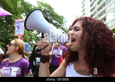 Sao Paulo. 28 Sep, 2014. Les manifestants crier des slogans au cours d'une manifestation appelée "cortège funèbre pour la mort d'une femme au cours d'un avortement clandestin", à Sao Paulo, Brésil, le 28 septembre, 2014. Une manifestation demandant la légalisation de l'avortement dans le pays a eu lieu au cours de la célébration de jour pour la décriminalisation de l'avortement en Amérique latine et Caraïbes", selon la presse locale. Credit : Rahel Patrasso/Xinhua/Alamy Live News Banque D'Images