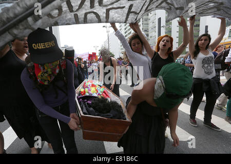 Sao Paulo. 28 Sep, 2014. Assister à des résidents d'une manifestation appelée "cortège funèbre pour la mort d'une femme au cours d'un avortement clandestin", à Sao Paulo, Brésil, le 28 septembre, 2014. Une manifestation demandant la légalisation de l'avortement dans le pays a eu lieu au cours de la célébration de jour pour la décriminalisation de l'avortement en Amérique latine et Caraïbes", selon la presse locale. Credit : Rahel Patrasso/Xinhua/Alamy Live News Banque D'Images