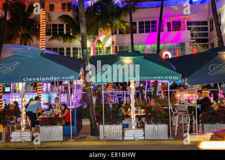 Miami Beach Florida, South Beach, Ocean Drive, soirée nocturne, Clevelander, club, restaurant restaurants repas café cafés, terrasse extérieure trottoir à l'extérieur de la ta Banque D'Images