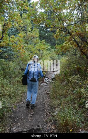 84 ans femme jusqu'au sentier de randonnée Montagnes Sandia du Nouveau Mexique - USA Banque D'Images