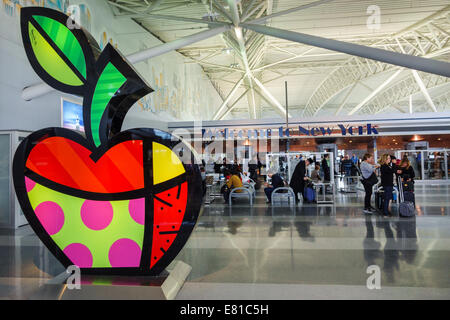 New York,New York,aéroport international John F. Kennedy,JFK,terminal,sécurité,sculpture,pomme,Romero Britto,artiste,NY140305016 Banque D'Images