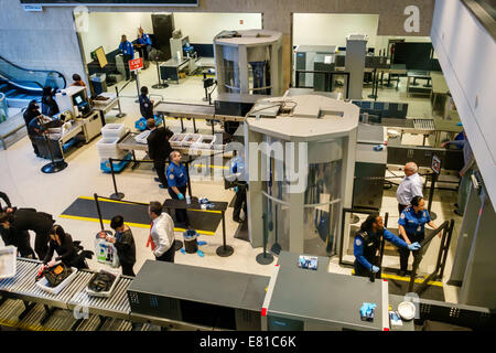 New York,New York,aéroport international John F. Kennedy,JFK,terminal,porte,sécurité,TSA,scanner de corps,officiers,NY140305045 Banque D'Images