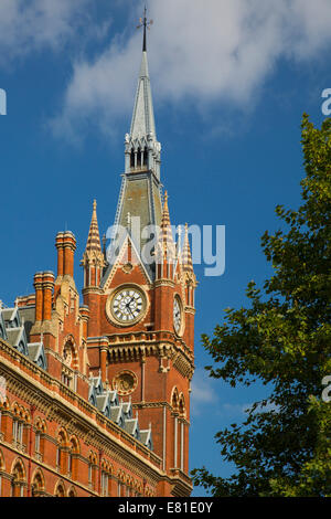 Tour de l'horloge de Saint Pancras Renaissance Hotel sur Euston Road, Londres, Angleterre Banque D'Images