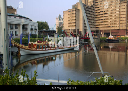 Gloriana, le Queens Rowbarge, construit dans la célébration de son Jubilé de diamant, à St Katherines Dock près de Tamise, Londres Banque D'Images