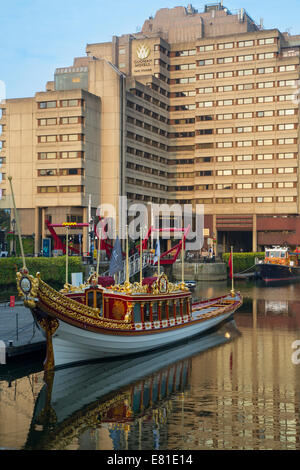 Gloriana, le Queens Rowbarge, construit dans la célébration de son Jubilé de diamant, à St Katherines Dock près de Tamise, Londres Banque D'Images