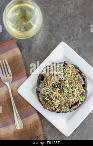 Champignons Portobello remplie d'échalotes et de champignons cremini dans une sauce à la crème au vin blanc, au grill avec un parmesan, une ciboulette Banque D'Images