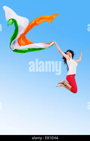 Indian Girl Jumping patriotique Dupatta fun park Banque D'Images