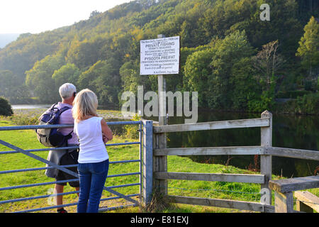 Couple par River Dovey, Parc National de Snowdonia, Gwynedd, Pays de Galles, Royaume-Uni Banque D'Images