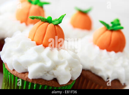 Pumpkin spice cupcakes avec glaçage vanille décoré pour l'Halloween et Thanksgiving Banque D'Images