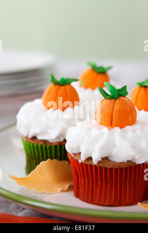 Pumpkin spice cupcakes avec glaçage vanille décoré pour l'Halloween et Thanksgiving Banque D'Images