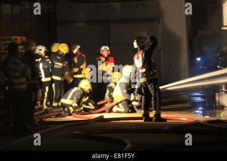 Edmonton, Londres, Royaume-Uni. 28 Sep, 2014. Quelque 60 pompiers de partout de Londres appelé à lutter contre un incendie dans un bâtiment d'un étage utilisé comme un atelier d'impression sur Anthony Way , Edmonton Londres. d'une bonbonne de propane est dit être en cours de refroidissement sur les lieux par des équipes d'incendie. Il n'y a pas de rapports de blessures. Credit : Hot Shots/Alamy Live News Banque D'Images