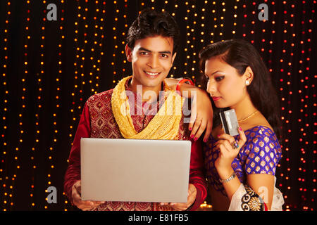 Couple indien Diwali Festival Shopping with laptop Banque D'Images