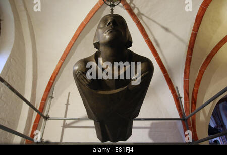 Guestrow, Allemagne. 25 Septembre, 2014. L'Ange flottant par Ernst Barlach (1870-1938) dans la cathédrale de Guestrow, Allemagne, 25 septembre 2014. La sculpture est en voyage à Londres dans le cadre de l'exposition sur l'histoire de l'Allemagne et de l'art au Musée Britannique du 16 octobre 2014 jusqu'au 25 janvier 2015. Photo : BERND WUESTNECK/dpa/Alamy Live News Banque D'Images