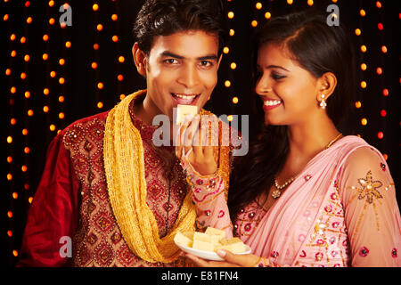 Couple indien Festival Diwali bonbons d'alimentation Banque D'Images