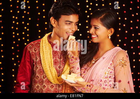 Couple indien Festival Diwali bonbons d'alimentation Banque D'Images