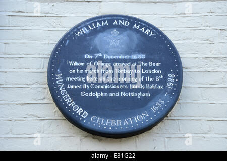 Blue plaque à l'extérieur de l'Hôtel de l'Ours, Charnham Street, Hungerford, Berkshire, Angleterre, Royaume-Uni Banque D'Images