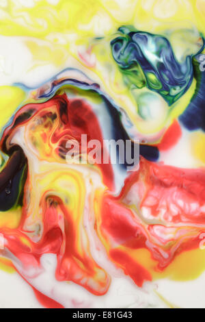 Colorants alimentaires sur le lait abstract background Banque D'Images