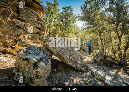 Les randonneurs passent de grosses pierres sur la Scala di Santa Regina sentier près de Corscia en Corse Banque D'Images
