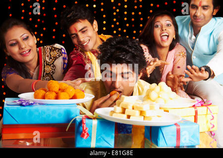 Amis indiens diwali manger des douceurs Banque D'Images