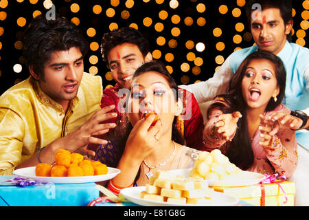 Amis indiens diwali manger des douceurs Banque D'Images