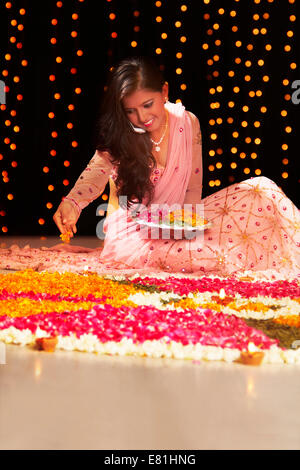 Mesdames indien Diwali Festival Rangoli Banque D'Images