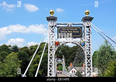 Plaque sur la rivière Dee aka Pont suspendu pont suspendu de Queens Park, Chester, Cheshire, Angleterre, Royaume-Uni, Europe de l'Ouest. Banque D'Images