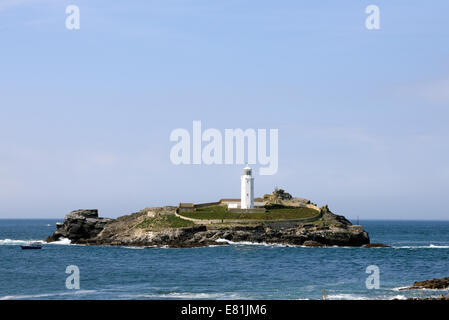 Godrevy Lighthouse a été construit en 1858-1859 sur le plus gros des rochers des pierres de corail. Le phare est d'environ 300 mètres de Banque D'Images