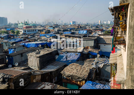 Donnant sur Dharavi Slum, Mumbai, Maharashtra, Inde Banque D'Images