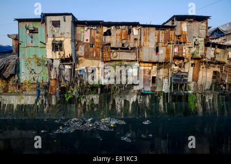 Maisons abandonnées à Dharavi Slum, Mumbai, Maharashtra, Inde Banque D'Images