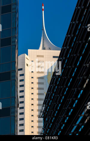 Vue à travers la porte de haute technologie vers le bâtiment Vienne Hochhaus Neue Donau, Donau Vienne, Donau, Vienne Banque D'Images
