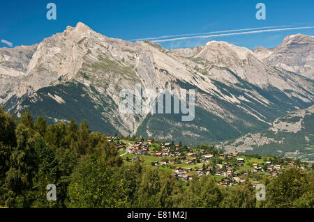 Vue de Genève sur la vallée du Rhône vers le sommet du haut de Cry Montagne dans les Alpes Bernoises, Valais Banque D'Images