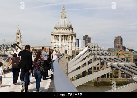 Touristes traversant le pont du millénaire de la Cathédrale St Paul à Londres, Angleterre Banque D'Images