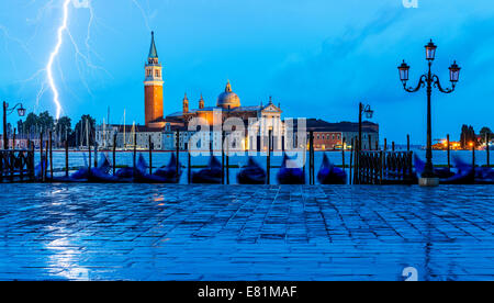 Gondoles flottant sur le Grand Canal après le coucher du soleil Banque D'Images