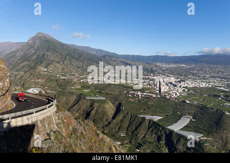 Le mont Pico Bejenado, Barranco de las Angustias, la vallée de la peur, et la ville de Los Llanos de Aridane, vue depuis le Mirador del Banque D'Images