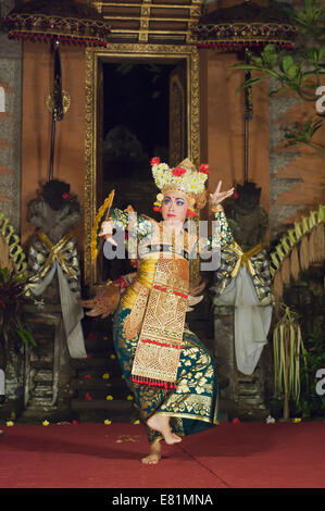 Legong dance au Puri Saren Palace, Ubud, Bali, Indonésie Banque D'Images