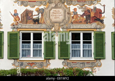 Maison de Marie Matt Champ, Lüftlmalerei avec des scènes de l'enchanteur "Hansel et Gretel", Oberammergau, Haute-Bavière Banque D'Images