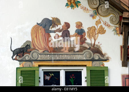 Maison de Marie Matt Champ, Lüftlmalerei avec scène du conte "Hansel et Gretel", Oberammergau, Haute-Bavière Banque D'Images