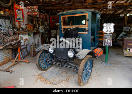 Vieille Ford camion TT dans un atelier historique, Route 66, micocoulier, magasin général, micocoulier, Arizona, USA Banque D'Images