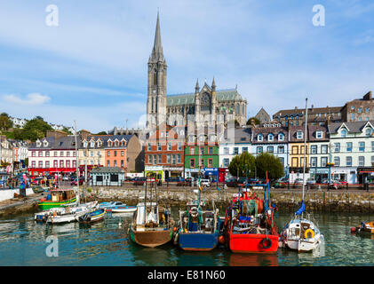 Le port et la cathédrale St Colman, Cobh, dans le comté de Cork, en République d'Irlande Banque D'Images